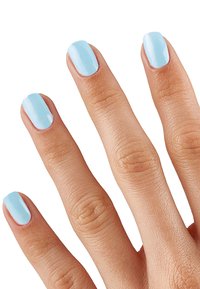 Pięć palców z jasnoniebieską lakierem na paznokciach na ludzkiej dłoni, ukazujących gładką teksturę i naturalny odcień skóry.