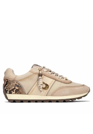 Zapatilla beige con materiales mixtos, que incluyen ante y malla, con un tacón estampado de serpiente, cordones beige y un adorno de borla en el lateral.
