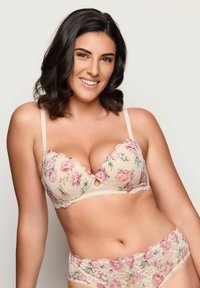Beige bloemenkant beha met contour cups, een sleutelgatdetail en verstelbare banden, gecombineerd met bijpassende bloemenkant slipjes.