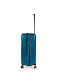 Maleta rígida en azul metálico, con un asa lateral, cerradura de combinación y cuatro ruedas giratorias para facilitar la movilidad. Textura suave.