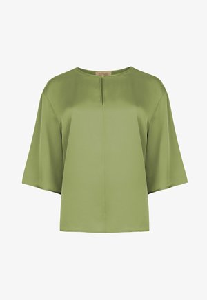 Jasnozielona satynowa bluzka z szerokimi rękawami do łokcia, okrągłym dekoltem i małym przednim rozcięciem.
