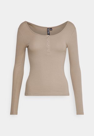 Beige ribbet langærmet top med rund halsudskæring og fire små knapper foran i midten.