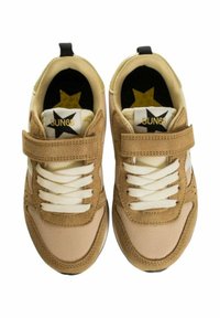 Sneaker beige con cinturino in velcro, lacci bianchi e tomaia texture. Le solette nere presentano una stella dorata e il marchio "SUN68".