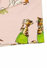 Vaaleanpunainen kangas, jossa on sarjakuvakissoja vihreissä raidallisissa mekkoissa, vihreillä yksityiskohdilla ja leikkisillä ilmeillä. Mukana myös kukka- ja lintukuvioita.