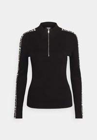 Schwarzer gerippter Pullover mit hohem Kragen, halbem Reißverschluss und kontrastierenden DKNY-Logostreifen an den Ärmeln. Weiche Textur und taillierte Passform.