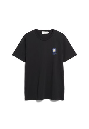 Schwarzes Baumwoll-T-Shirt mit kurzen Ärmeln, mit einem blauen Sonnen- und Löwengrafik auf der linken Brust. Klassisches Rundhals-Design.