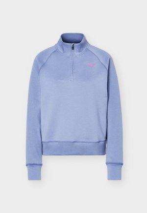 Sudadera azul claro con cremallera hasta un cuarto de altura, mangas largas, puños y dobladillo acanalados, y un pequeño logo rosa en el pecho izquierdo.