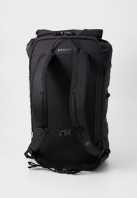 Svart ryggsekk med justerbare polstrede stropper, rulltopplukking og flere festepunkter. Har en smart, matt overflate og minimalistisk design.