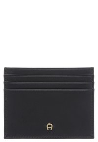 Portafoglio in pelle nera con quattro scomparti; texture liscia, design minimale, accento logo dorato al centro in basso.