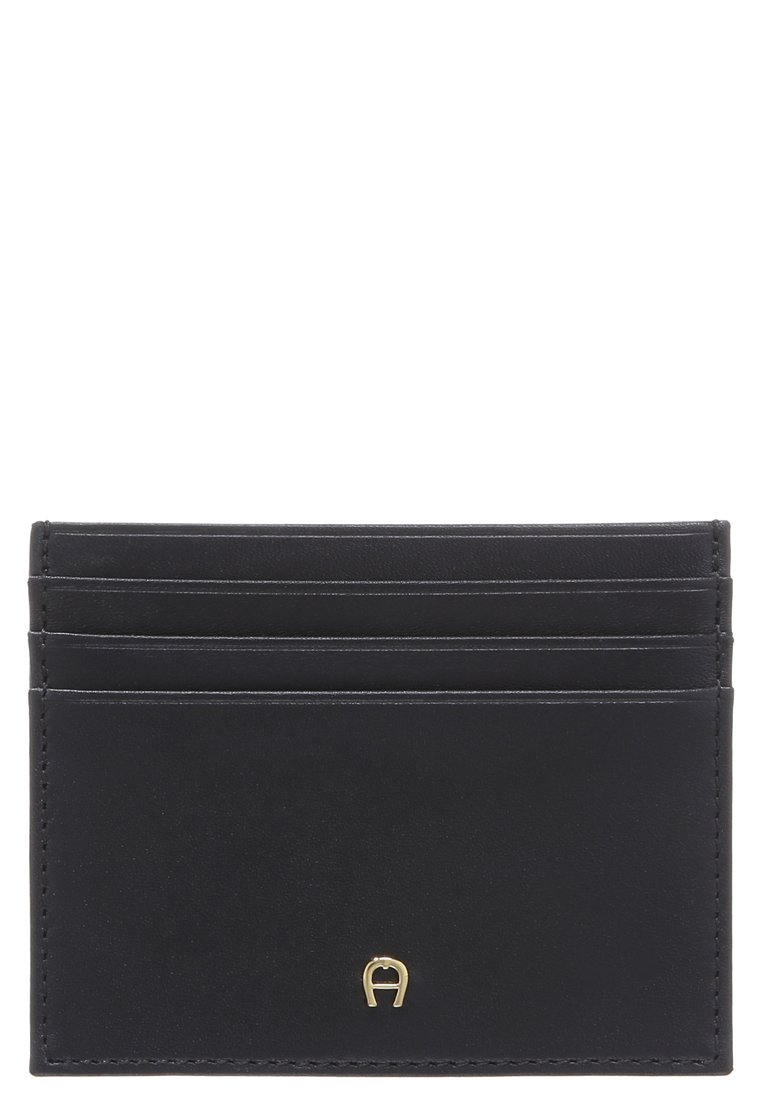 Portafoglio in pelle nera con quattro scomparti; texture liscia, design minimale, accento logo dorato al centro in basso.