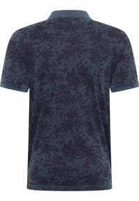 Granatowa koszulka polo z teksturowanym wzorem liści, z prążkowanym kołnierzykiem i mankietami w jaśniejszym odcieniu niebieskiego, krótkimi rękawami oraz luźnym krojem.