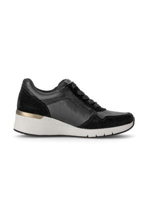 Zwarte sneaker met een bovenwerk van suede en leer, ronde neus en vetersluiting. Voorzien van een witte tussenzool en een gouden accent op de hiel.