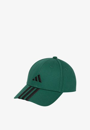 Gorra verde de tela, con visera curva, acentos negros y tres rayas negras en el panel frontal, con detalle de logo.