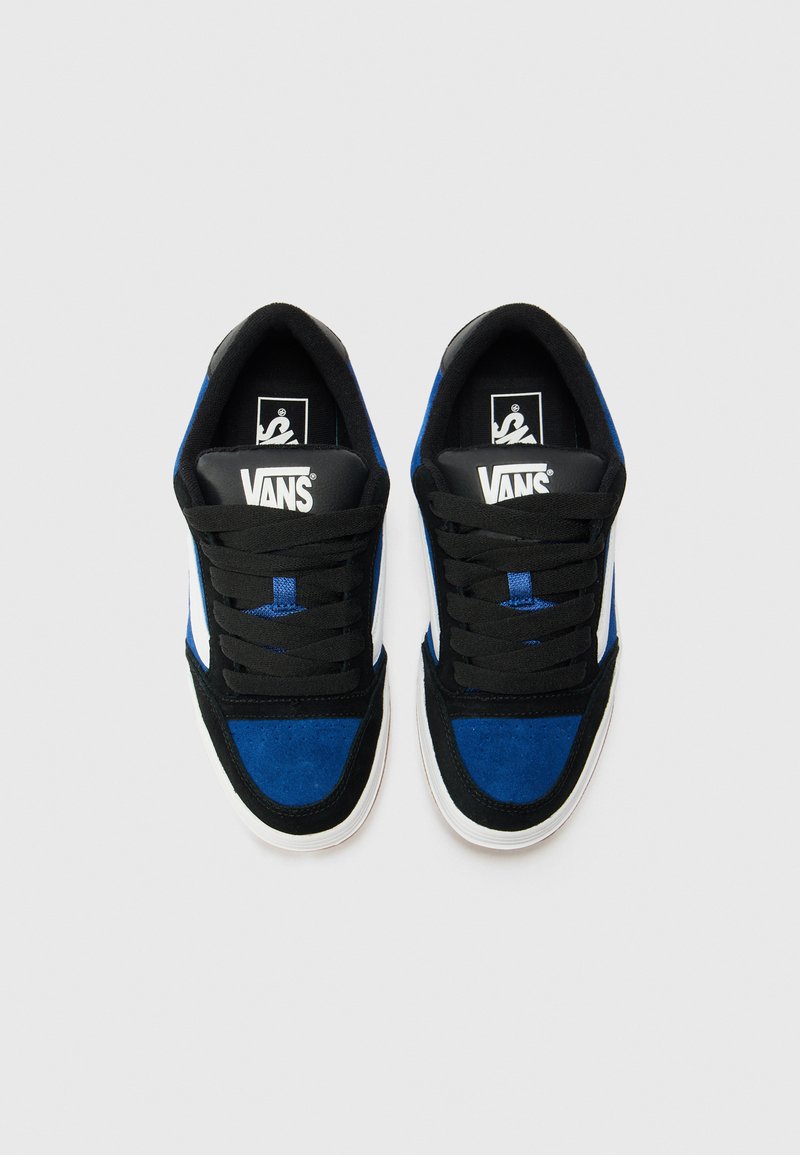 Zapatillas de ante negras y azules con acentos blancos, punta redonda, cordones planos y suela de goma. Logotipo en la lengüeta y detalles de costura intrincados.