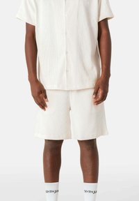 Short - off white