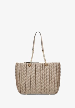 Sac fourre-tout matelassé beige avec des poignées en chaîne dorée et une fermeture éclair, présentant une plaque logo discrète à l'avant.