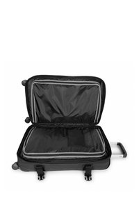 Maleta negra con ruedas de forma rectangular, dos compartimentos internos, bolsillo de malla y doble cremallera; exterior de tela con textura suave.