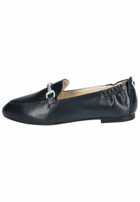 Chaussure plate en cuir marine avec un bout arrondi, détail de boucle en argent, dos élastiqué et coutures minimales. Texture lisse et profil bas.