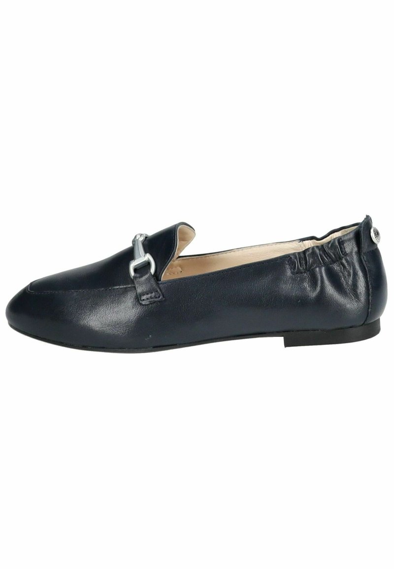 Chaussure plate en cuir marine avec un bout arrondi, détail de boucle en argent, dos élastiqué et coutures minimales. Texture lisse et profil bas.