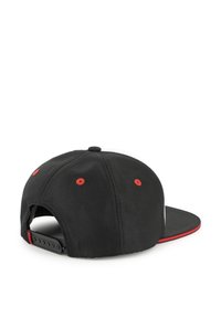 Casquette noire avec une visière plate, des accents de broderie rouge et des œillets de ventilation. Sangle en plastique ajustable à l'arrière pour un réglage de la taille.