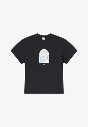 Čierne bavlnené tričko s potlačou oválneho okna a krajinnou scénou v pastelových farbách. Krátke rukávy a voľný strih.