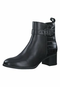 Stivale alla caviglia nero realizzato in pelle liscia con un accento effetto coccodrillo, una fibbia laterale e un tacco a blocco di altezza media.