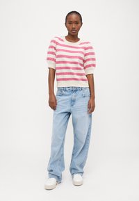 Vero Moda Petite VMDOFFY 2/4 O NECK - Paprasti marškinėliai - birch/cabaret