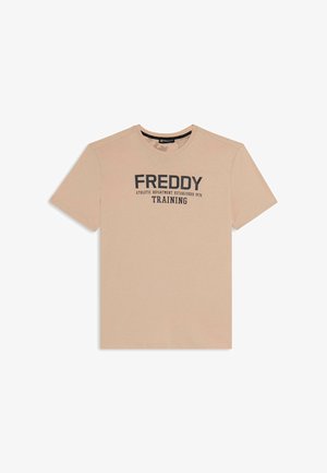 Camiseta de algodón beige de manga corta, con un destacado texto negro "DEPARTAMENTO ATLÉTICO FREDDY FUNDADO EN 1976 ENTRENAMIENTO" en la parte frontal.