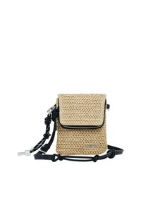 Beige gewebte Tasche mit schwarzen Akzenten, ausgestattet mit einem Klappenverschluss, verstellbarem Riemen und Reißverschlussfach. Hergestellt aus strukturiertem Strohmaterial.