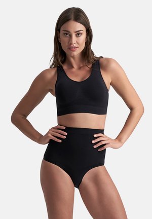 Reggiseno sportivo nero con spalline spesse, design senza cuciture e tessuto elasticizzato abbinato a mutande nere a vita alta. Texture liscia, senza motivi.