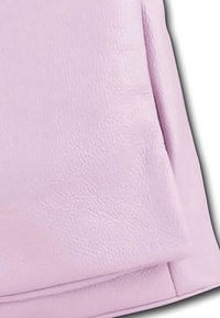 Lichtpaars, textiel met een structuur, gevouwen, met een iets glanzende afwerking. Het oppervlak vertoont een subtiel korrelpatroon dat diepte aan de kleur toevoegt.