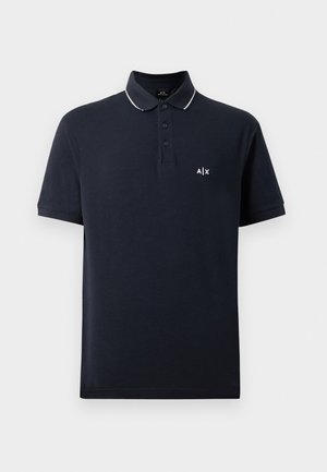 Tengerészkék pólóing pamutból, háromgombos nyakkal, fehér gallérszegéllyel és egy kis fehér logóval a mellrészen.