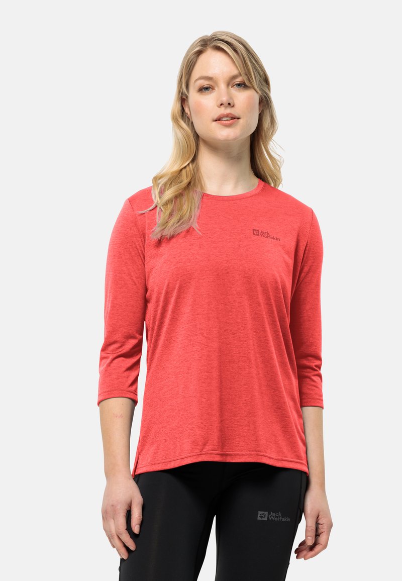 T-Shirt atletico rosso a maniche lunghe con scollatura tonda e logo sul petto, abbinato a leggings neri con un discreto dettaglio del logo.