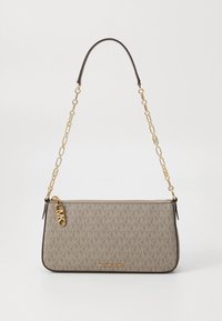 Borsa a tracolla rettangolare beige con motivo logo testurizzato, catena dorata e tracolla in pelle, dettagli dorati e chiusura con zip.