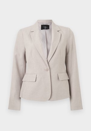 Μπεζ ραμμένο σακάκι με γιακά notch, κλείσιμο με ένα κουμπί, τσέπες με πλαϊνά καπάκια και μακριά μανίκια, απεικονίζεται σε λευκό φόντο.