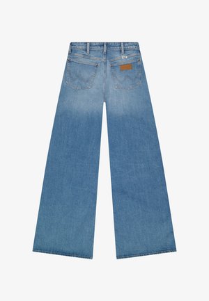 Svetlo modre kavbojke širokih hlačnic z zadnjimi žepi, zankami za pas in majhno usnjeno oznako blagovne znamke na desnem žepu.