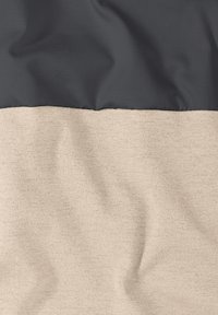 Tissu présentant une partie supérieure gris foncé avec un motif en grille, et une partie inférieure en tissu beige clair, doux et texturé.