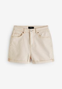 Pantalones cortos de mezclilla beige con cintura alta. Presenta dobladillos enrollados, cinco bolsillos y un cierre de botón plateado. Textura suave, diseño casual.