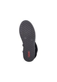 Chausson en daim noir avec semelle en caoutchouc texturé, présentant un motif en losanges et un accent de logo rouge. Taille 37 indiquée sur la semelle.