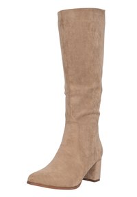 Bota de ante beige hasta la rodilla con punta redondeada, tacón cuadrado y un diseño ligeramente caído. Textura suave y sin herrajes visibles.