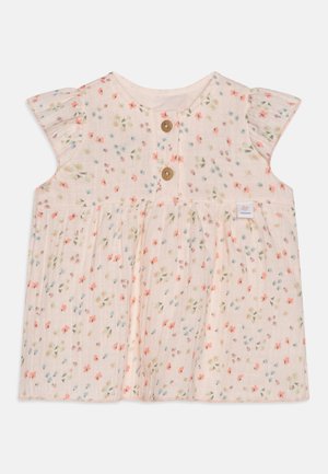 Abito floreale per bambini in pesca chiaro con piccoli fiori blu, rosa e verdi. Presenta una scollatura rotonda e bottoni di legno sul davanti.