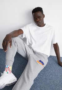 Nike Sportswear JOGGER - Träningsbyxor - dark grey heather