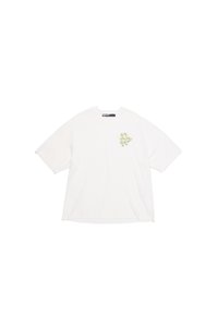 Camiseta blanca de manga corta con un pequeño gráfico de un dragón verde y texto en el lado izquierdo del pecho, colocada plana sobre un fondo blanco.