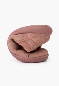 Pantofole morbide di colore rosa brunastro, dalla forma arrotondata, realizzate in tessuto texturizzato e gomma. Presentano motivi a macchie sottili e una tracolla regolabile.