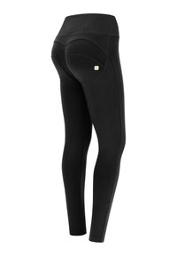 Leggings neri a vita alta con tasca posteriore curva e piccola patch con logo, mostrati da dietro e inclinati verso destra.