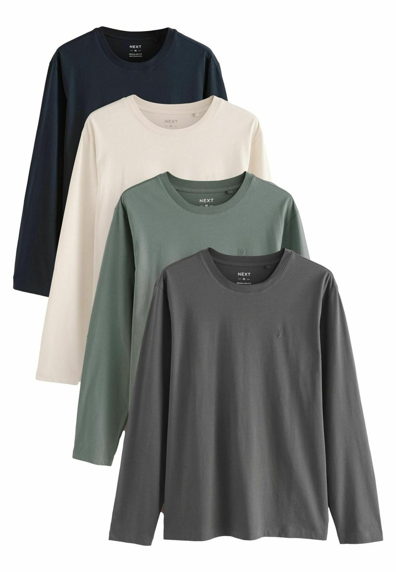 Vier langmouw t-shirts gestapeld in verschillende kleuren: marineblauw, crème, groen en grijs, allemaal gelabeld met de merknaam "NEXT."