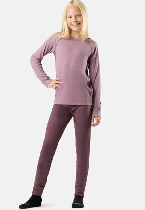 Haut thermique violet clair à manches longues et pantalon côtelé assorti. Texture douce, design ajusté et encolure plate. Chaussettes noires.