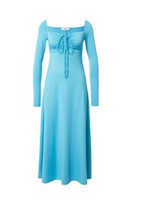Ein langärmliges, hellblaues Kleid mit quadratischem Ausschnitt, gerafften Details an der Brust und einer fließenden Silhouette. Hergestellt aus dehnbarem Stoff.