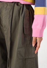 Good American PARACHUTE PANT - Παντελόνι cargo - olive
