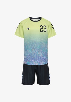 Kortærmet sportstrøje med gult øverste del, der toner ud i et blåt mønster, nummer 23 på brystet, kombineret med sorte shorts med lyseblå chevron-striber.
